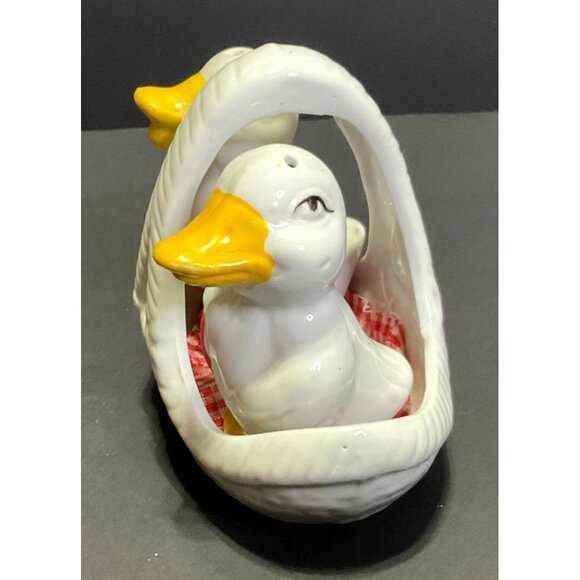 VTG WHITE DUCKS SALT AND PEPPER SHAKERS IN A BASKET WITH A BLANKET CERAMIC - Picture 4 of 8